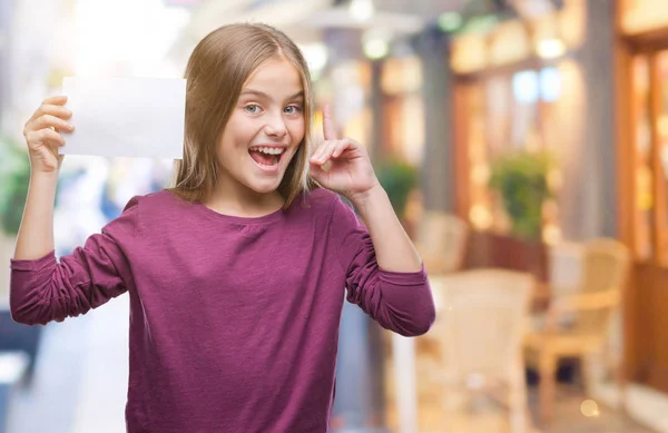 Menina Bonita Jovem Segurando Cartão Papel Branco Sobre Fundo Isolado — Fotografia de Stock