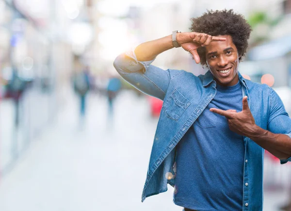 Afro American Mężczyzna Białym Tle Uśmiechający Się Podejmowania Ramki Rąk — Zdjęcie stockowe