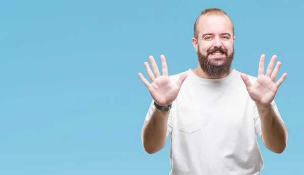 年轻的高加索嬉皮士男子穿着休闲 T恤在孤立的背景显示和手指指向数字十 而微笑着自信和快乐 — 图库照片