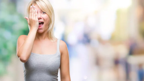 Mladá Krásná Blondýnka Izolované Pozadí Zahrnující Jedno Oko Rukou Sebejistý — Stock fotografie