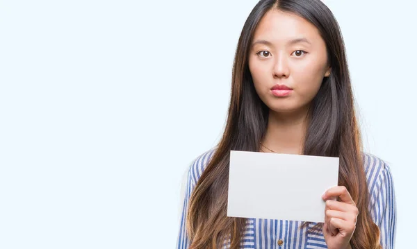 Joven Mujer Asiática Sosteniendo Blanco Tarjeta Sobre Aislado Fondo Con —  Fotos de Stock