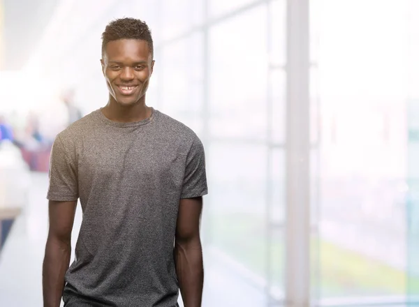 Unga Afroamerikanska Man Klädd Grå Shirt Med Glad Och Cool — Stockfoto