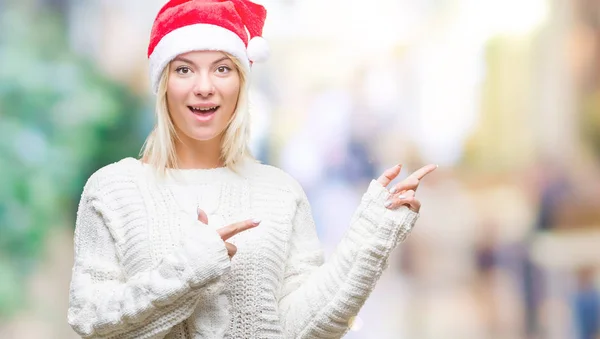 Jovem Mulher Loira Bonita Usando Chapéu Natal Sobre Fundo Isolado — Fotografia de Stock