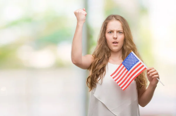 Mujer Rubia Joven Sosteniendo Bandera Molesto Frustrado Gritando Con Ira —  Fotos de Stock