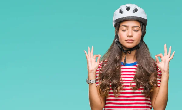 年轻的阿拉伯骑自行车妇女佩戴安全头盔在孤立的背景放松和微笑与眼睛关闭做冥想手势与手指 瑜伽概念 — 图库照片