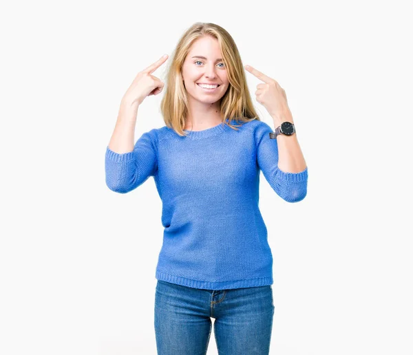 Piękna Młoda Kobieta Noszenia Niebieski Sweter Białym Tle Tło Smiling — Zdjęcie stockowe