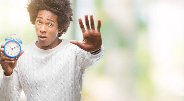 Afro Amerikansk Man Hålla Vintage Väckarklocka Över Isolerade Bakgrund Med — Stockfoto