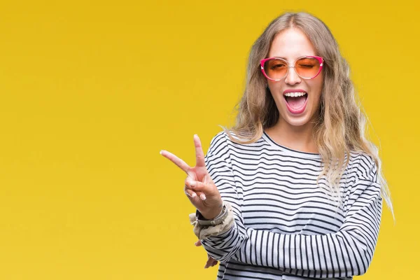 Linda Jovem Loira Usando Óculos Sol Sobre Fundo Isolado Sorrindo — Fotografia de Stock