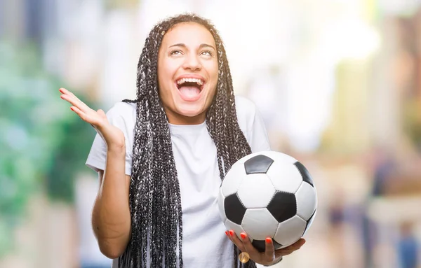 Joven Trenzado Pelo Afroamericano Chica Sosteniendo Pelota Fútbol Sobre Fondo —  Fotos de Stock