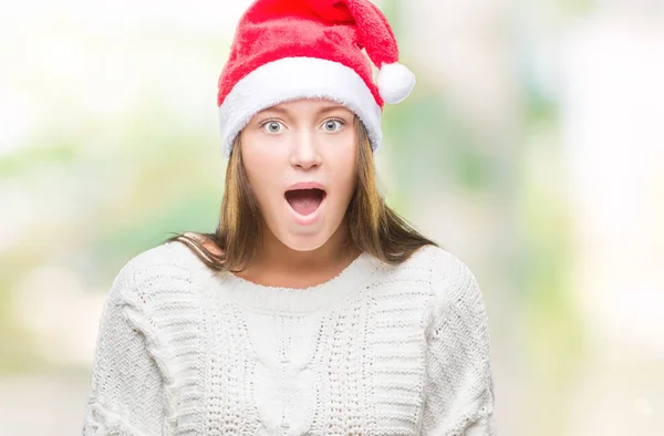 年轻美丽的白人妇女戴着圣诞节帽子在孤立的背景害怕和震惊的惊讶的表情 恐惧和兴奋的脸 — 图库照片