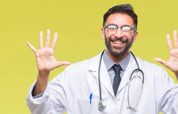 Adulto Hispânico Médico Homem Sobre Fundo Isolado Mostrando Apontando Para — Fotografia de Stock