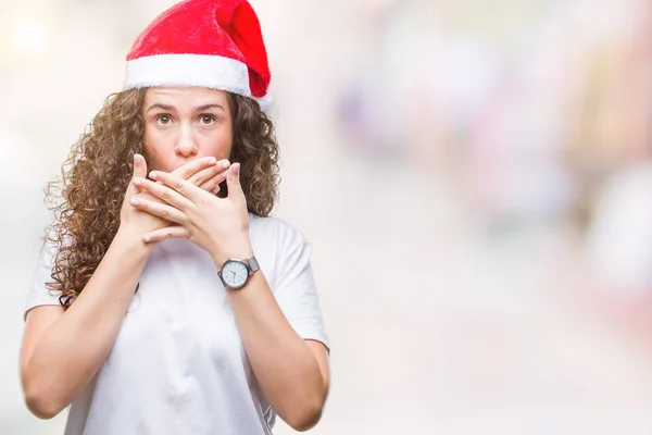 Chica Morena Joven Con Sombrero Navidad Sobre Fondo Aislado Impactado — Foto de Stock