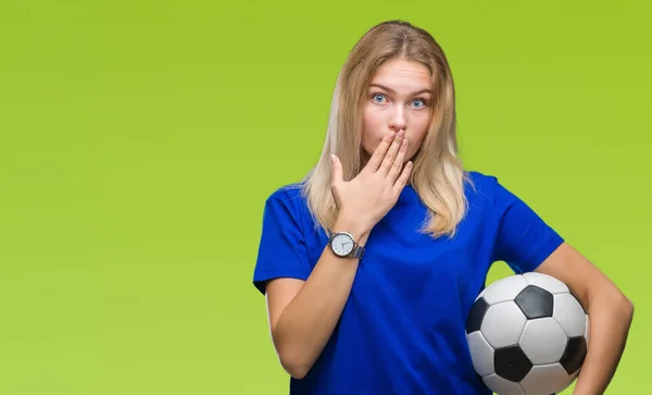 Junge Kaukasische Frau Hält Fußballball Über Isolierten Hintergrunddeckel Mund Mit — Stockfoto