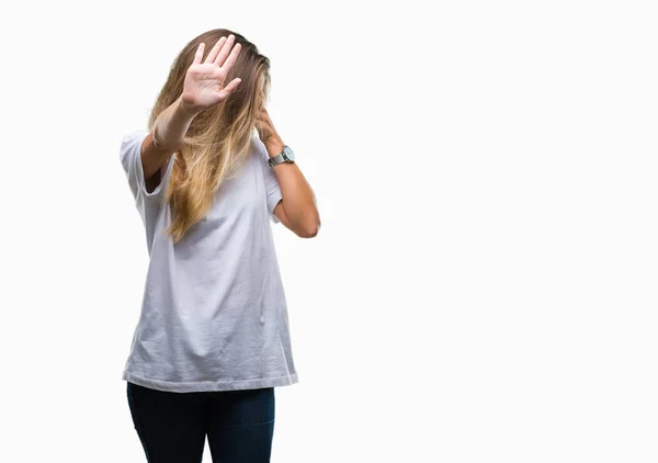 Jonge Mooie Blonde Vrouw Dragen Casual Wit Shirt Geïsoleerd Achtergrond — Stockfoto