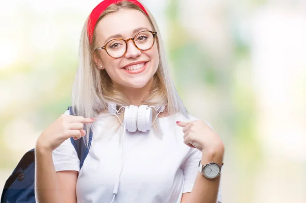 Joven Estudiante Rubia Con Gafas Mochila Sobre Fondo Aislado Mirando —  Fotos de Stock