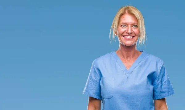 Middelbare Leeftijd Blonde Vrouw Dragen Arts Verpleegster Uniform Geïsoleerde Achtergrond — Stockfoto