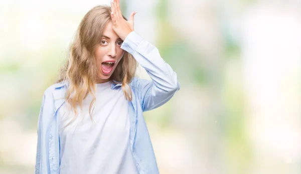 Mooie Jonge Blonde Vrouw Geïsoleerde Achtergrond Verrast Met Hand Het — Stockfoto