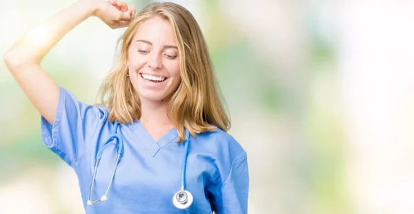 Hermosa Joven Doctora Vistiendo Uniforme Médico Sobre Fondo Aislado Bailando — Foto de Stock