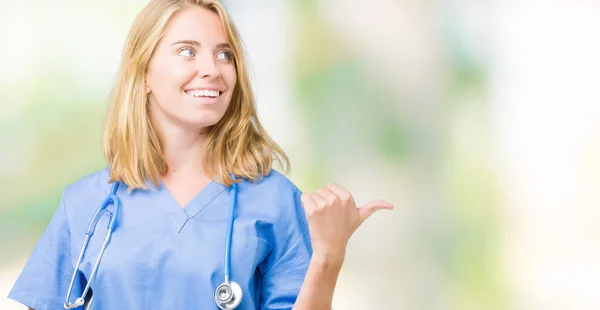 Hermosa Joven Doctora Vistiendo Uniforme Médico Sobre Fondo Aislado Sonriendo —  Fotos de Stock