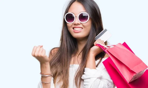 Jonge Aziatische Vrouw Houdt Van Boodschappentassen Verkoop Geïsoleerde Achtergrond Schreeuwen — Stockfoto