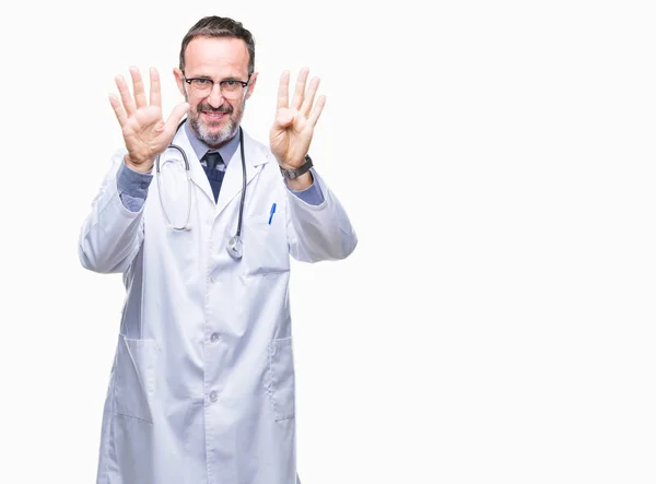 中年老年医生男子穿着医疗制服孤立的背景显示和手指 同时微笑着自信和快乐 — 图库照片