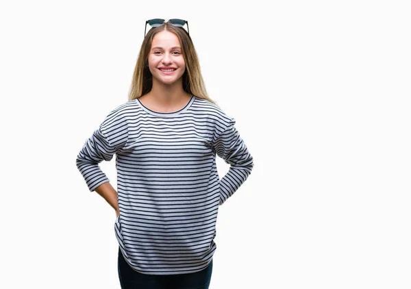 Jonge Mooie Blonde Vrouw Dragen Van Een Zonnebril Geïsoleerde Achtergrond — Stockfoto