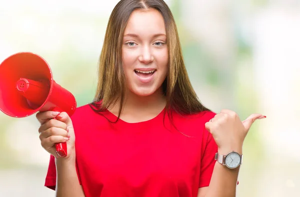 Jeune Femme Caucasienne Criant Travers Mégaphone Sur Fond Isolé Pointant — Photo