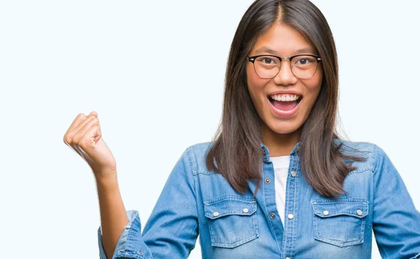 Mujer Asiática Joven Con Gafas Sobre Fondo Aislado Celebrando Sorprendida — Foto de Stock