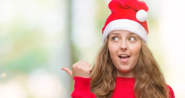 Giovane Donna Bionda Con Cappello Babbo Natale Che Punta Mostra — Foto Stock