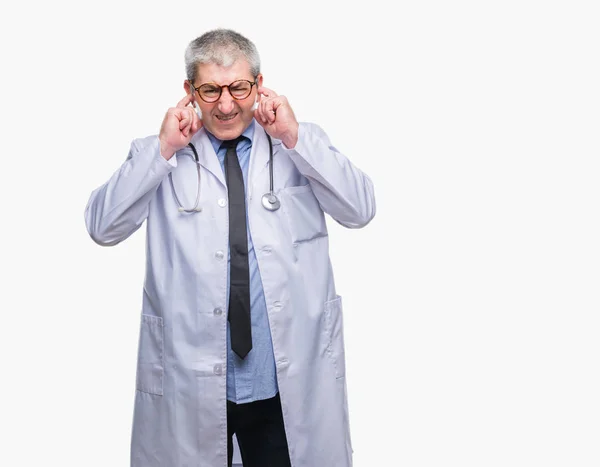 Beau Médecin Senior Homme Sur Fond Isolé Couvrant Les Oreilles — Photo