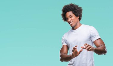 İzole arka plan üzerinde Afro Amerikalı adam tiksinti ifadesi, memnun ve korkulu tiksinti yüz yapıyorsun çünkü nefret tepki. Elleriyle kaldırdı. Sinir bozucu kavramı.