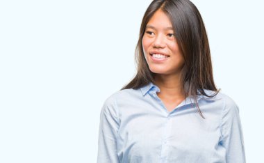 İzole arka plan uzak tarafına gülümseme ile yüzünde, doğal ifade seyir üzerinde genç Asya iş kadını. Kendine güvenen gülüyor.