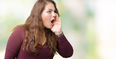 Güzel ve çekici artı boyutu genç kadın bağırarak ve ağzı üzerinde el ile yan için çığlık izole arka plan üzerinde elbise giyiyor. İletişim kavramı.