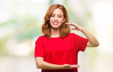 İzole edilmiş arka planda genç ve güzel bir kadın. Elleri büyük ve büyük bir işaret, ölçü sembolü gösteriyor. Kameraya bakıp gülümsüyor. Ölçüm konsepti.