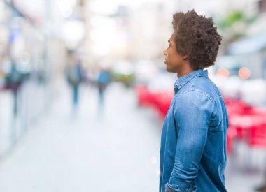 İzole arka tarafına, seyir üzerinde Afro Amerikalı adam sakin ol kendine güvenen gülümseme ile doğal yüz pozuyla profili.