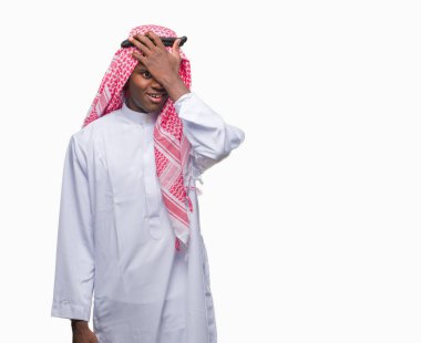 Geleneksel keffiyeh izole arka kafasına hata için el ile sürpriz üzerinde giyen genç Arapça Afrika adam hata hatırlıyorum. Unuttum, kötü bellek kavramı.