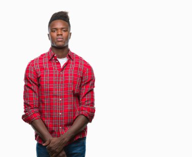 Afrikalı-Amerikalı genç yüzünde ciddi bir ifade ile izole arka plan üzerinde. Basit ve doğal kameraya bakıyor.