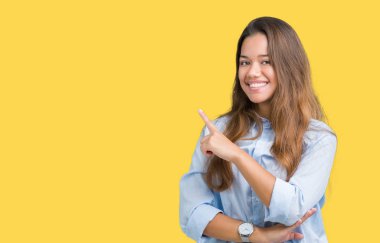 Genç güzel esmer iş kadın izole reklam, ciddi ve sakin yüz gösterilen yan el parmak ile işaret arka plan