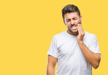 Yakışıklı delikanlı diş ağrısı veya dişlerde dişlerle ilgili hastalık nedeniyle ağız acı ifadesi ile el ile dokunmak izole arka plan üzerinde. Diş hekimi kavramı.