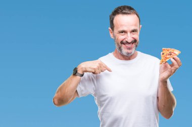 Orta yaş ağarmış komuta sizde yemek pizza dilimi sürpriz yüz işaret parmağı kendini izole arka plan üzerinde