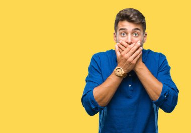 Yakışıklı delikanlı izole arka plan ağız hata için elleriyle kapsayan şok içinde. Gizli kavramı.