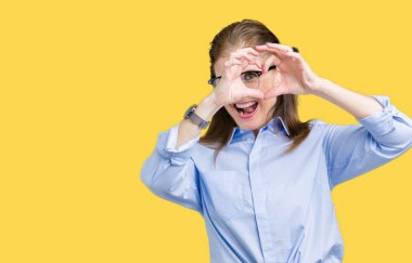 İzole arka plan yaparken kalp şekli el ve parmak işareti seyir gülümseyen ile üzerinde gözlük güzel orta yaş olgun iş kadını