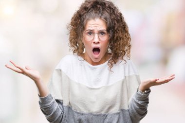 Arka plan deli kutluyor güzel esmer kıvırcık saçlı Genç kız üzerinde gözlük takan izole ve crazy arms ile başarı için kaldırdı ve heyecanlı çığlık gözler kapalı. Kazanan kavramı