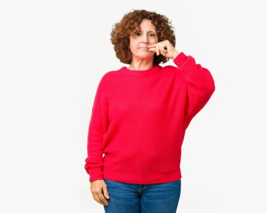 Güzel orta ager üst düzey kadın kırmızı kış kazak izole arka plan ağız ve dudaklar üzerinde parmak ile ZIP olarak kapatın. Gizli ve sessiz, tabu söz