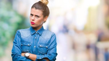 İzole arka plan şüpheci ve sinir, onaylamayan ifade yüz çapraz kolları olan genç güzel kadın. Negatif kişi.