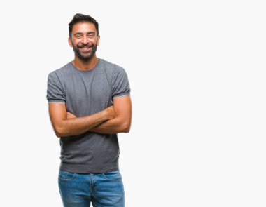Kameraya bakarak çapraz silah ile gülümseyen izole arka plan mutlu yüz yetişkin İspanyol adam. Olumlu bir kişi.