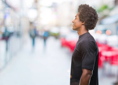 İzole arka tarafına, seyir üzerinde Afro Amerikalı adam sakin ol kendine güvenen gülümseme ile doğal yüz pozuyla profili.