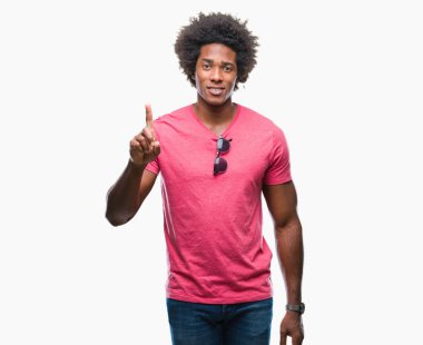 Ve kendinden emin ve mutlu gülümseyerek süre parmak numaralı yukarıyı gösteren izole arka plan üzerinde Afro Amerikalı adam.