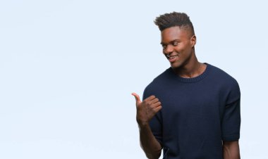 Genç Afro-Amerikan adam arıyor ve başparmak yanında yukarıyı mutlu yüz ile gülümseyen izole arka plan üzerinde.