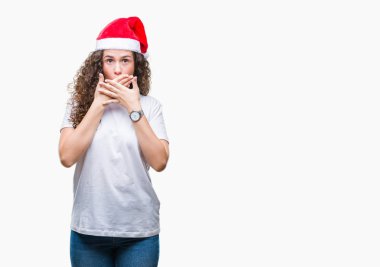 Üzerinde Noel şapka giyen genç esmer kız arka plan ağız hata için elleriyle kapsayan şok izole. Gizli kavramı.